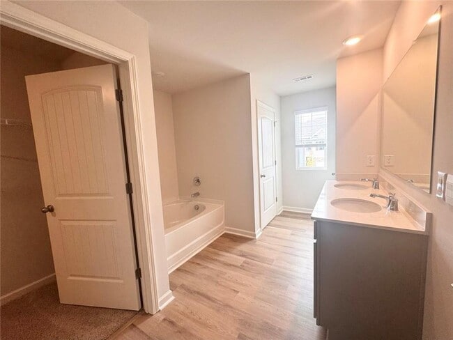 Building Photo - 22 Berryville Dr