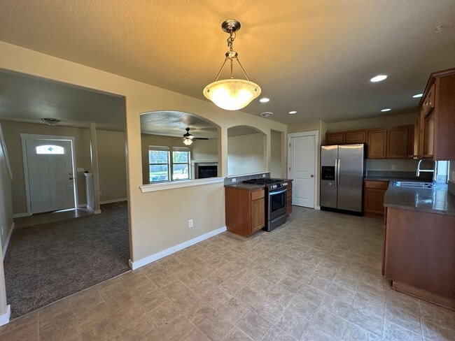 Building Photo - MOVE IN SPECIAL!  Remodeled 3 Bedroom / 2.5 Bathroom Home Southwest Redmond