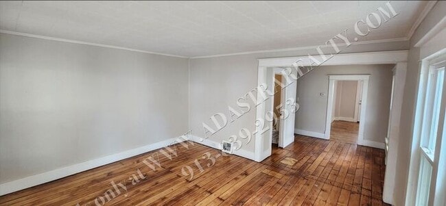 Building Photo - Large 2-story 4 Bed 1.5 Bath Home in Leave...