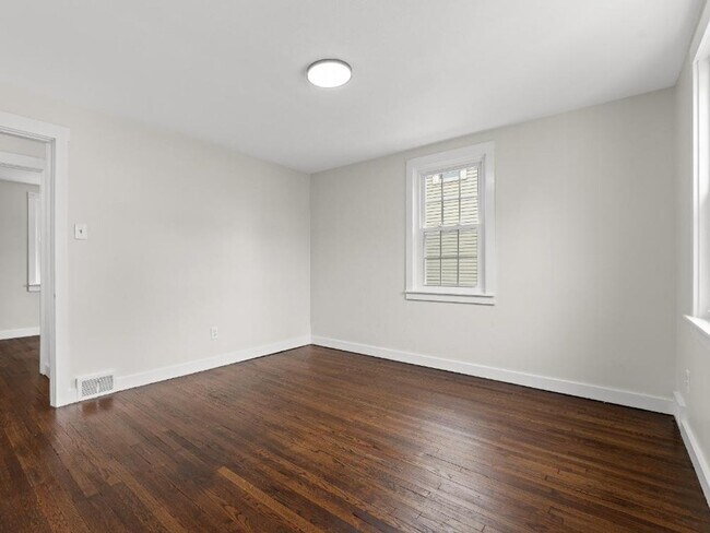 Building Photo - Beautifully Renovated 3-Bedroom, 1.5-Bath Home with Modern Kitchen & Driveway Parking in Mt. Ephr...