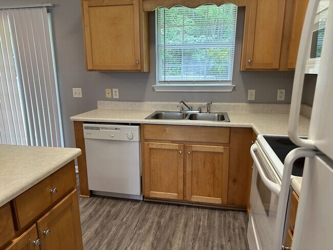 Building Photo - 641 Laurel Hill Cir