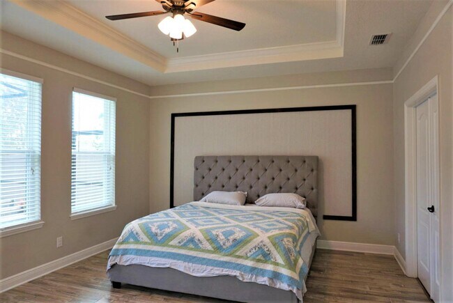 Building Photo - Orchard Hills 6 bed / 3.5 Bath - Partially Furniushed