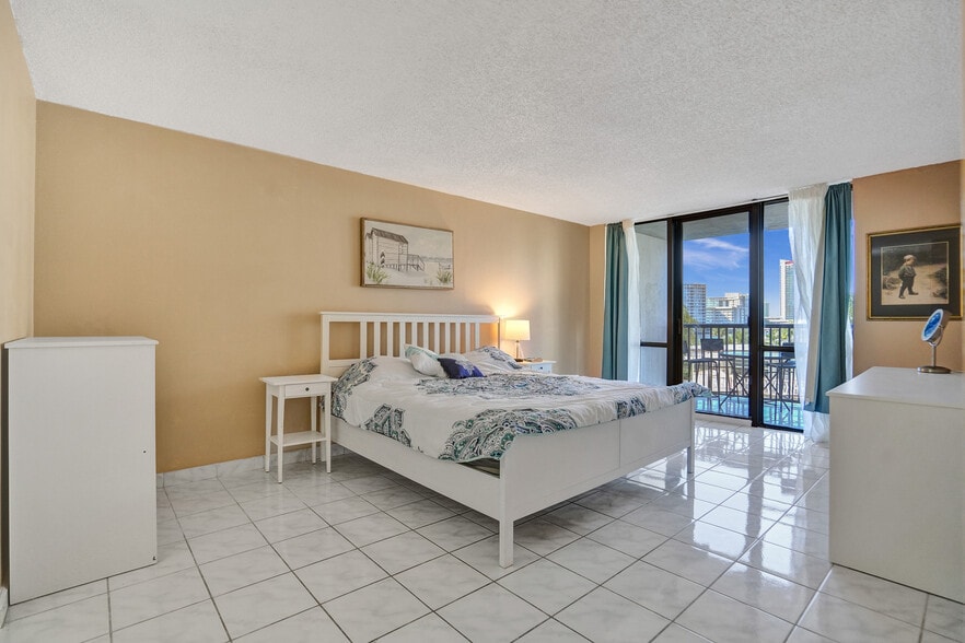 Building Photo - 2017 S Ocean Dr