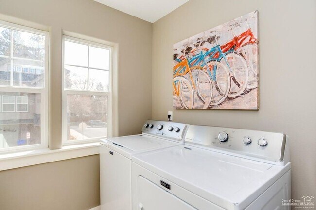 Building Photo - 3 Bedroom + Flex Space in Central Location - Close to Old Mill!