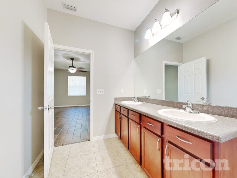 Building Photo - 1109 Lauren Manor Loop