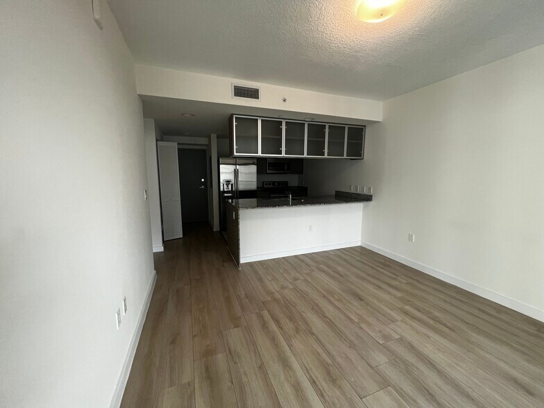 Primary Photo - 1354 N Miami Ave