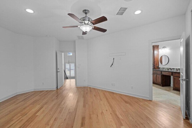 Building Photo - 6533 E Hill Dr