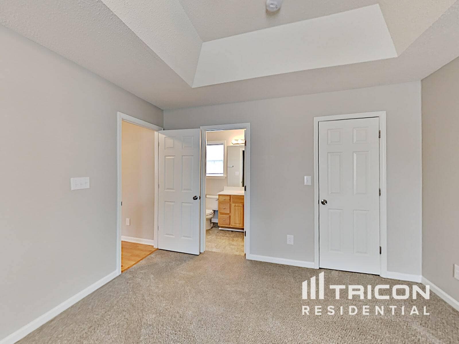 Building Photo - 3016 Queensdale Dr