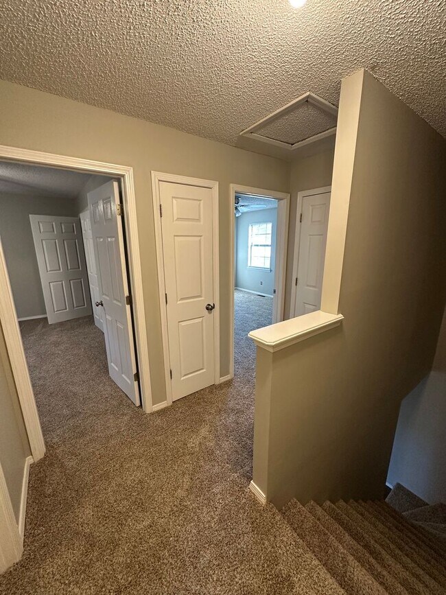 Building Photo - 411 Valley Dr