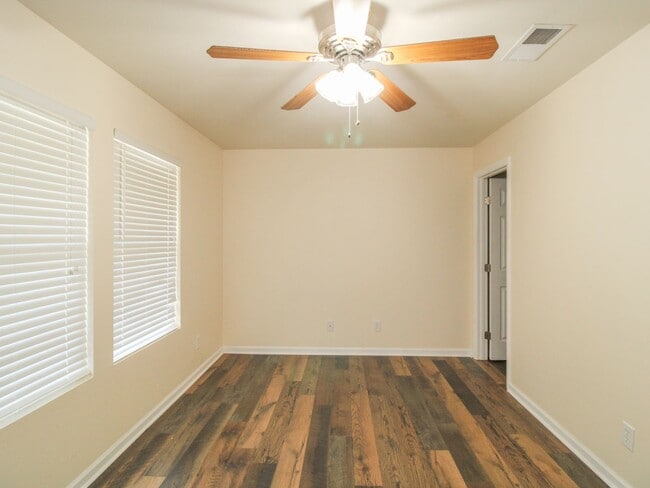 Building Photo - Modern and updated home in desirable East ...