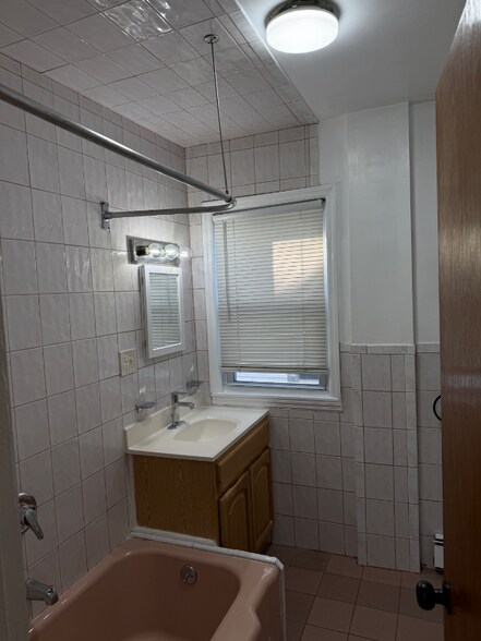 Building Photo - 10 Maolis Ave