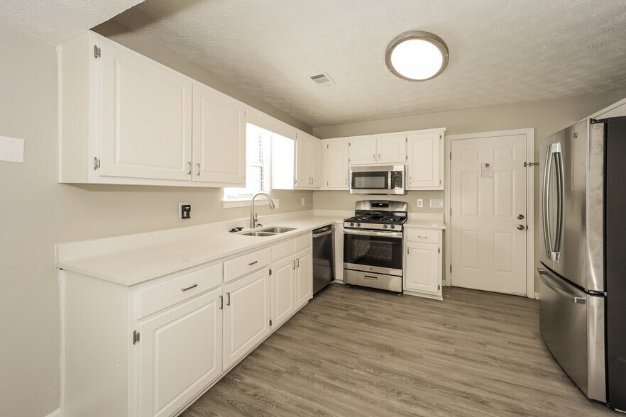 Building Photo - 7196 Williamsburg Dr