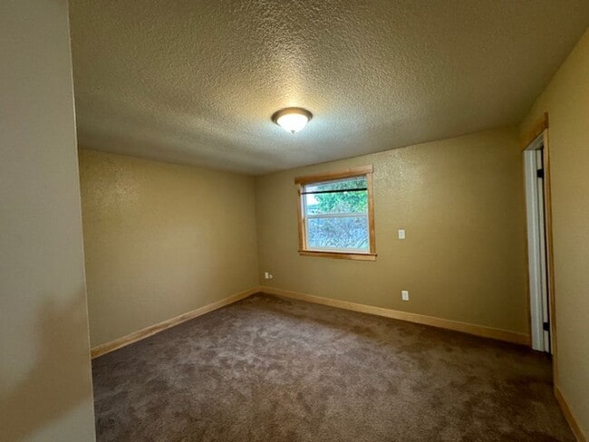 Building Photo - ZELIA! Arcata 3/2, 2 car garage, south facing patio