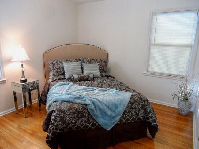 Building Photo - 3713 Roanoke Rd