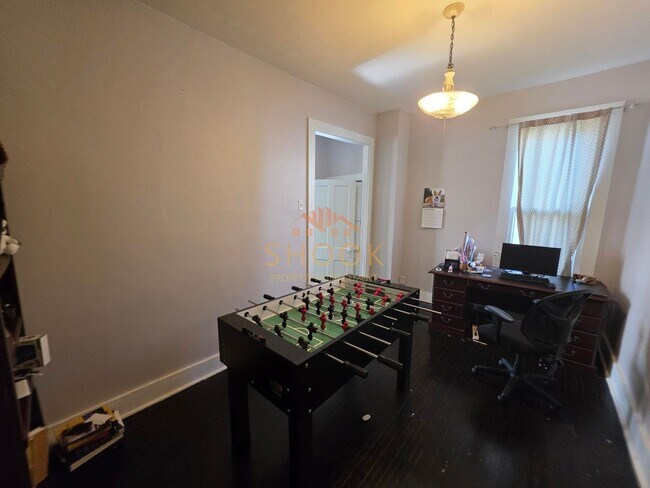 Building Photo - LARGE 4 BR HOME CLOSE TO DOWNTOWN W/ LOTS OF AMENITIES