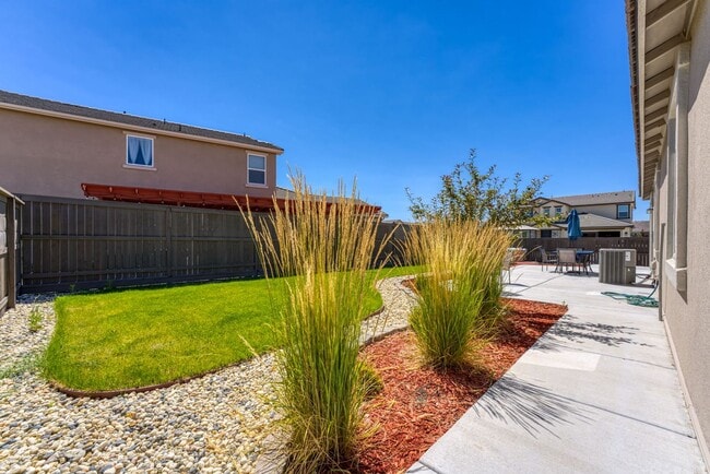 Building Photo - FULLY FURNISHED SPANISH SPRINGS HOME WITH HOT TUB & UTILITIES INCLUDED