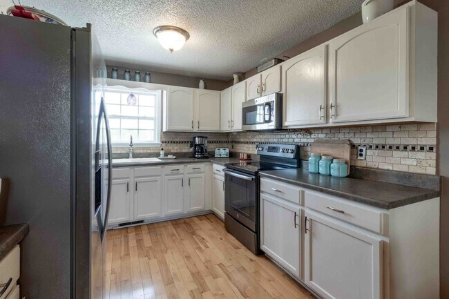 Building Photo - 3 bedroom Dog Friendly Home For Rent with Swimming Pool!