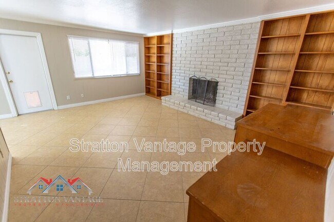 Building Photo - 704 E La Jolla Dr