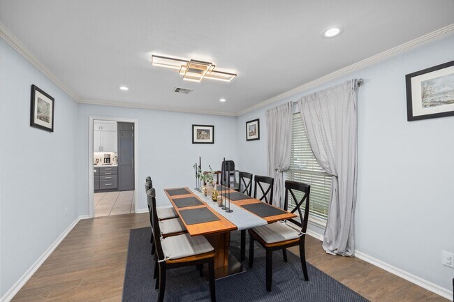 Building Photo - 827 Thicket Ln