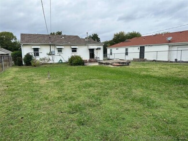 Building Photo - Quaint and Refreshed Bungalow in Joe Louis Addition