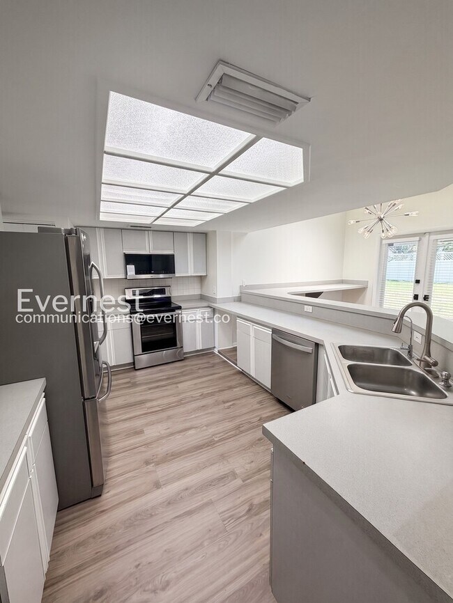 Building Photo - 4 Bed/2.5 Bath Home with Detached Garage / Available Now!