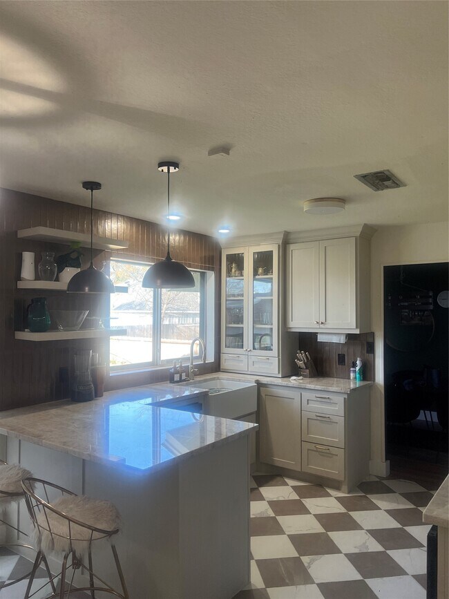 Building Photo - 16818 Rockbend