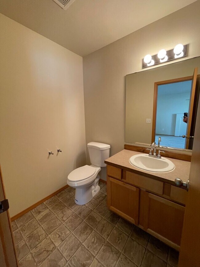 Building Photo - Beautiful, Spacious 4 BD/2.75 BATH house l...