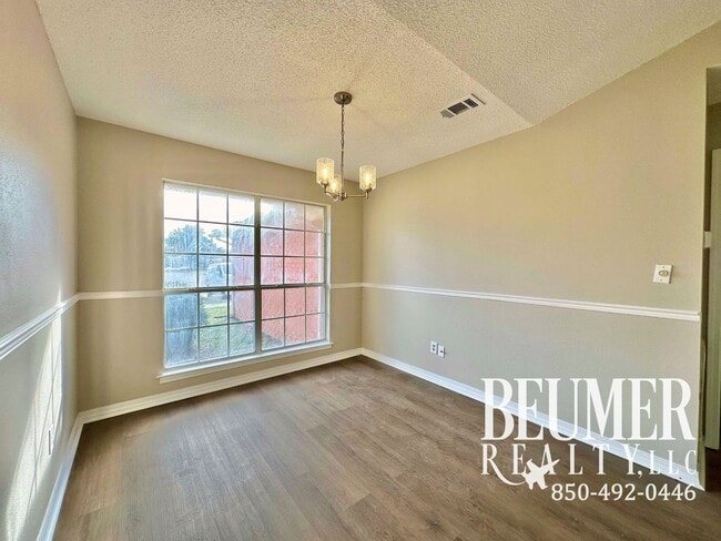 Building Photo - Spacious inside and out home for Rent