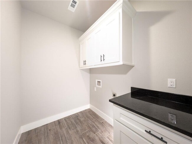 Building Photo - 9 Langholm Cir