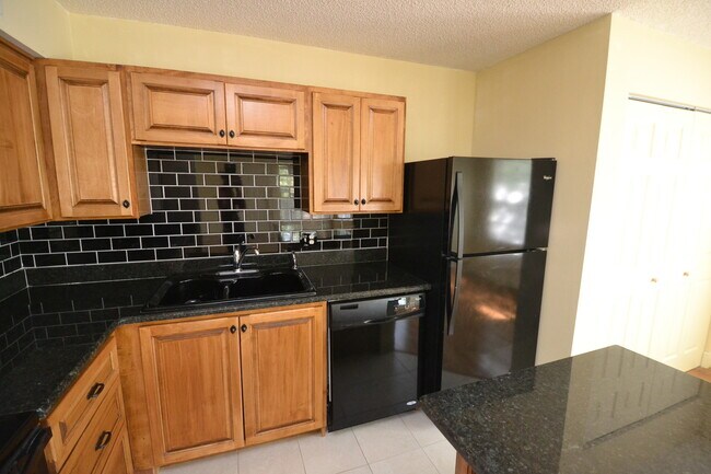 Building Photo - Lovely 1/1 Corner Unit in GATED ~ LAKEFRONT community in Altamonte Springs!