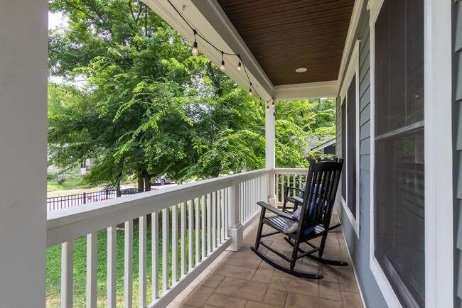 Building Photo - Great cottage house just off Ellington Pkwy-close to downtown!