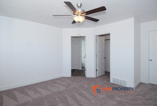 Building Photo - 7042 N Brook Ridge