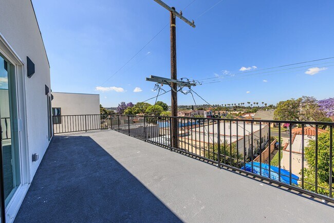 Building Photo - 2847 S Victoria Ave