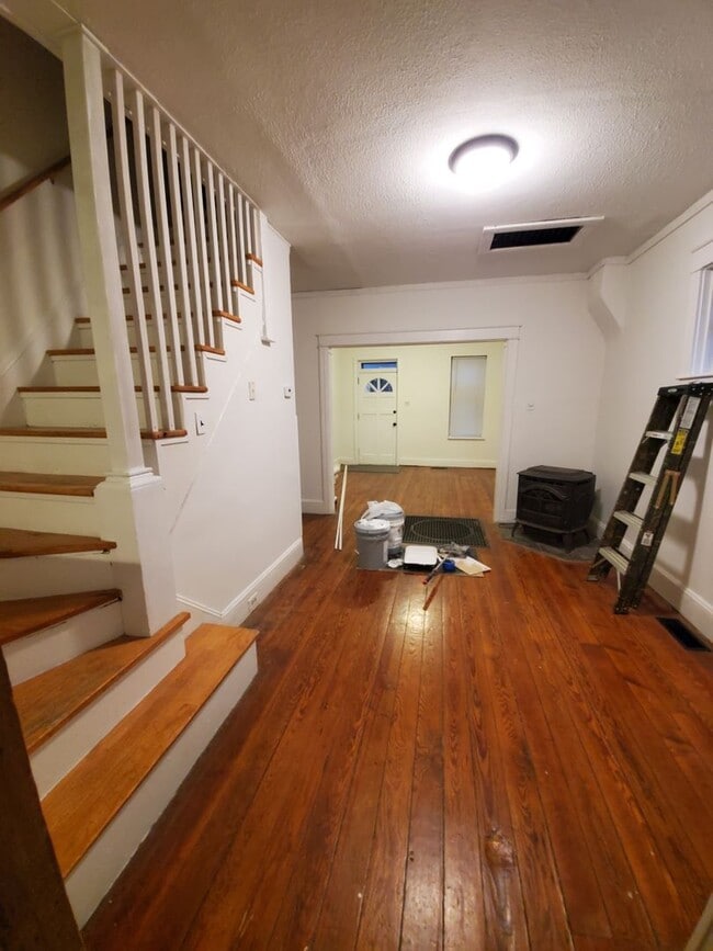 Building Photo - Spacious 3 Bedroom 1.5 Bath Brick Home