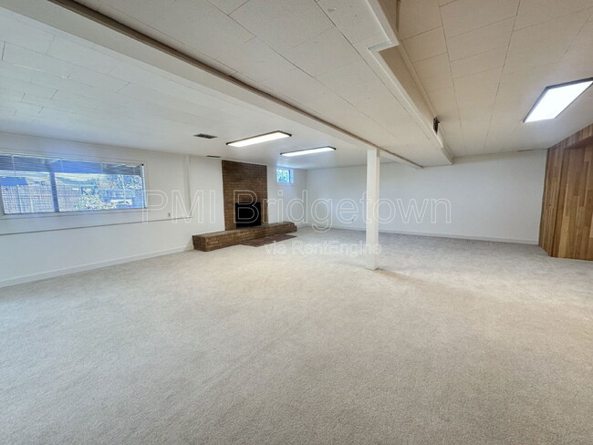 Building Photo - 6999 SE Norbert Dr