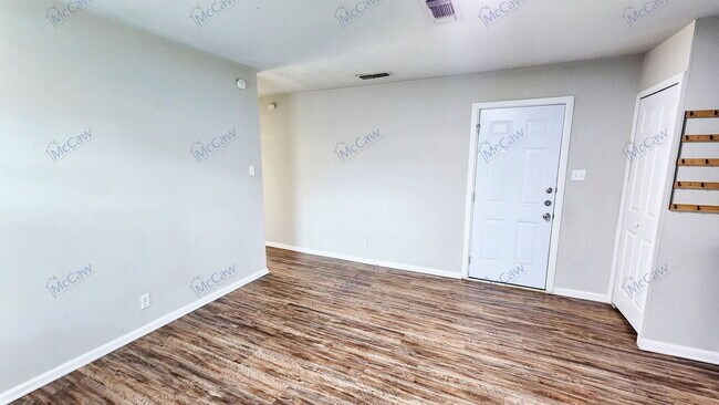Building Photo - 816 Sandell Dr