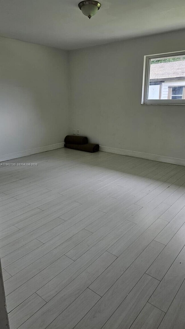 Building Photo - 17230 SW 93rd Ave