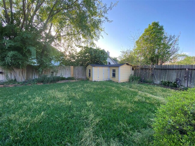 Building Photo - 2114 Winding Hollow Dr