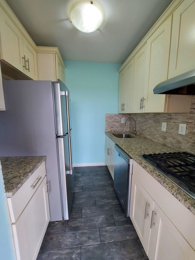 Building Photo - Lovely Studio Apartment in Highly-Sought G...