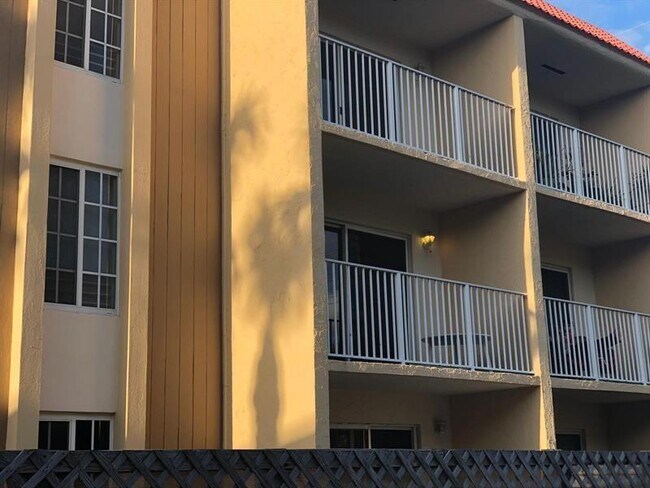 Building Photo - 5221 Geneva Way