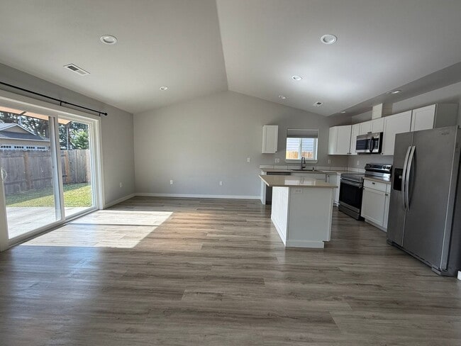 Building Photo - Gorgeous Pet Friendly Three Bedroom Lebano...