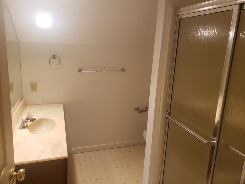 Building Photo - 10 Brookline Ct