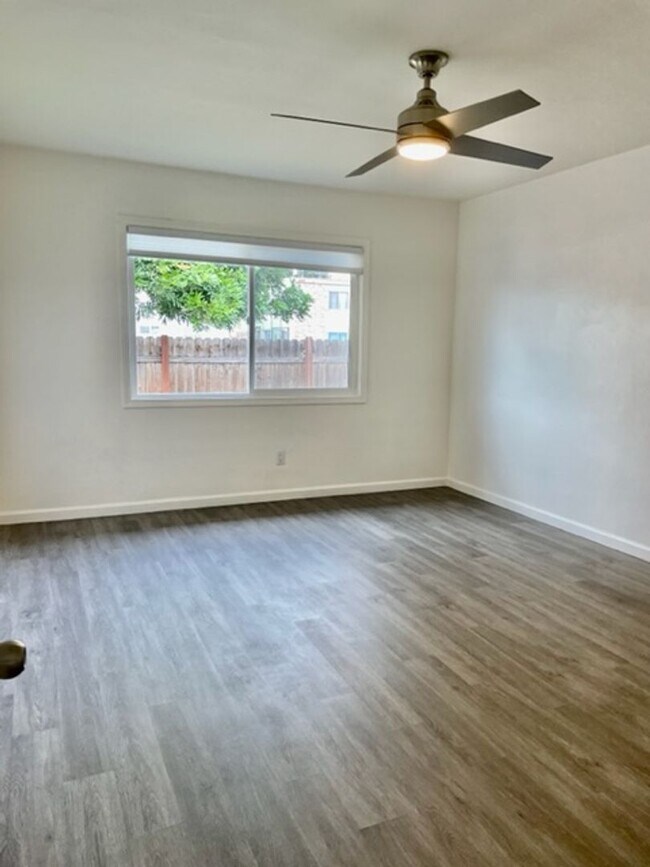 Building Photo - Van Dyke Triplex