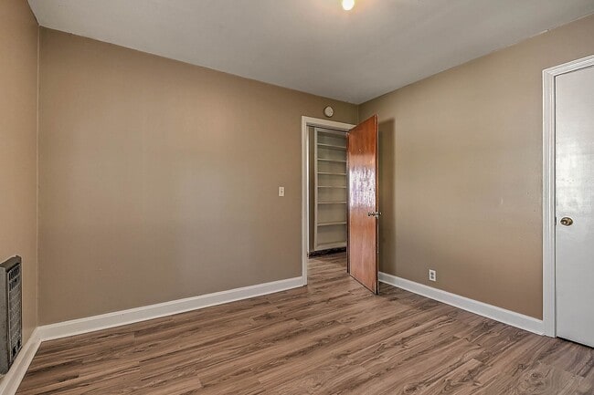 Building Photo - 3 Bedroom / 1 Bath Home