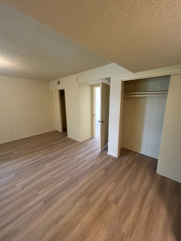 Building Photo - 1001 E Stearns Ave