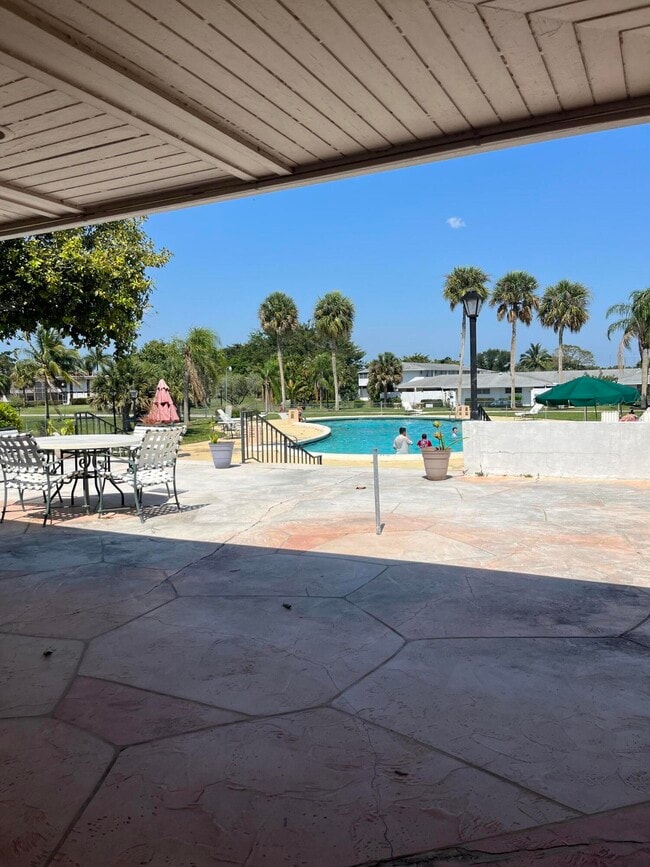 Building Photo - 143 West Ct