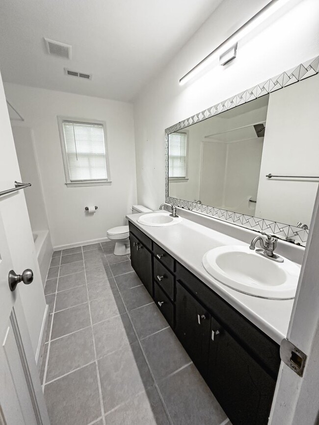 Building Photo - Lovely Home! Lots Of Space!