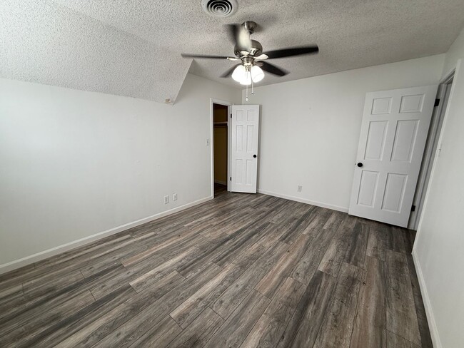 Building Photo - Luxury 4 Bed Home with Bonus Rooms and Pool