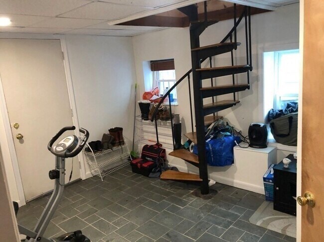 Building Photo - 314 E 8th St