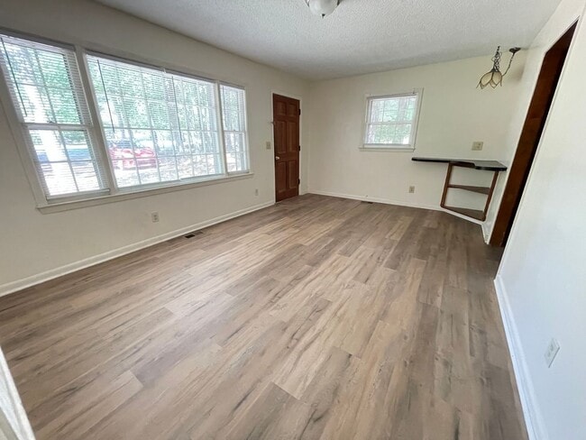 Building Photo - Fantastic location near downtown Pittsboro...
